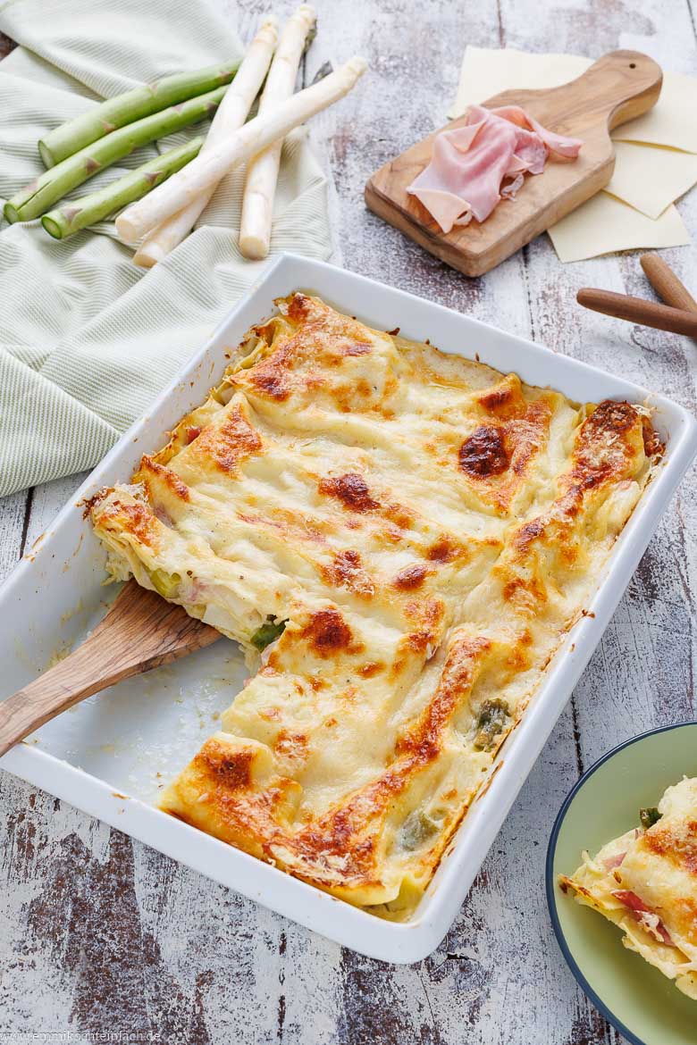 Spargellasagne mit gemischtem Spargel und Schinken