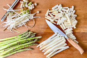 Spargel waschen und schneiden.