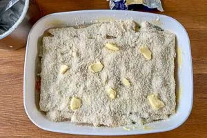 Die letzte Schicht besteht aus Parmesan, Butter und Bechamelsauce.