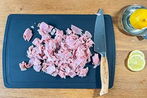 Schinken schneiden und Zitronensaft sowie -scheiben vorbereiten.