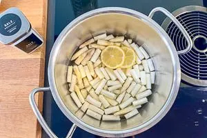 Weißen Spargel vorkochen.