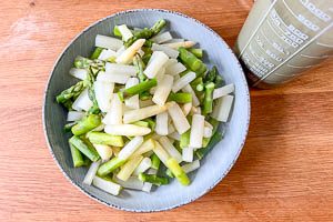 Spargelst&uuml;cke herausnehmen und Sud mit Milch und Sahne mischen.