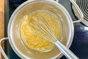 Butter schmelzen und mit Mehl verrühren.