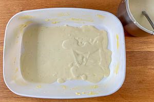Zuerst kommt Bechamelsauce in die Auflaufform.
