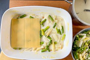Spargellasagne weiter schichten mit Lasagneplatten, Spargel und Bechamelsauce.