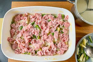 Den Schinken darauf geben.