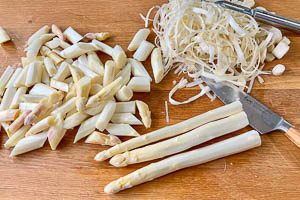 Wei&szlig;en Spargel sch&auml;len und schneiden