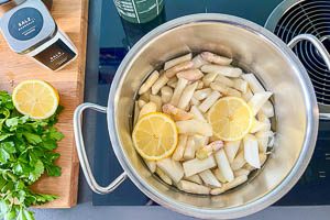 Wei&szlig;en Spargel im Topf kochen
