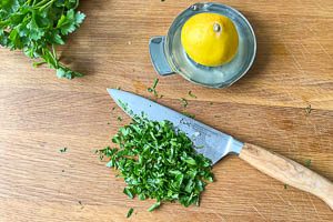 Petersilie schneiden