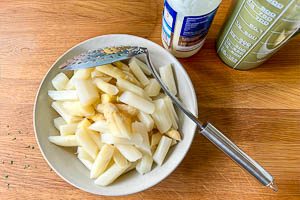 Spargelst&uuml;cke mit einem Schauml&ouml;ffel aus dem Kochtopf holen