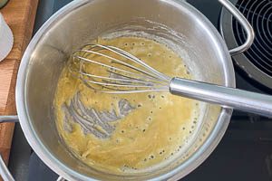 Mehlschwitze f&uuml;r die B&eacute;chamelsauce anr&uuml;hren