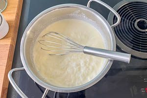 B&eacute;chamel mit Spargelsud und Sahne anreichern