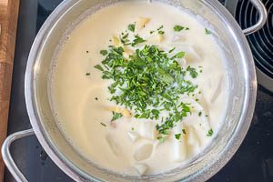 Spargel zur Sauce geben und mit Petersilie garnieren