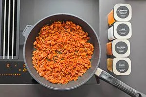 Sojahack mit Salz, Paprikapulver, Cayennepfeffer und Kreuzk&uuml;mmel w&uuml;rzen