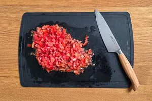 Strunk entfernen und Tomaten in kleine W&uuml;rfel schneiden