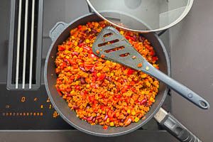 Tomaten zu dem Sojahack und Gemüse geben und abschmecken