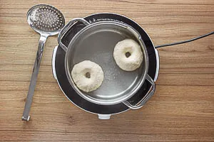 Bagels in das Wasser geben.