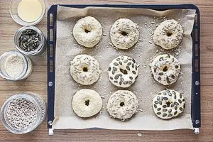 Bagels mit beliebigen Toppings versehen.