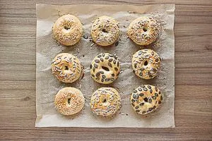 Bagels im Ofen backen.