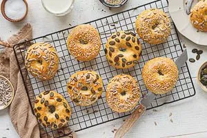 Fertig sind deine selbstgemachten Bagels.