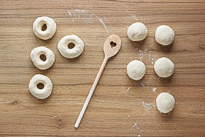 Teig in die typische Bagel-Form formen.