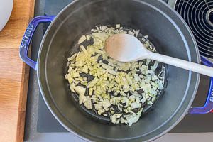 Zwiebeln und Knoblauch in Olivenöl anschwitzen