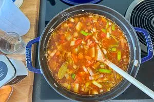 Mit Wei&szlig;wein und Fischfond abl&ouml;schen und dann w&uuml;rzen