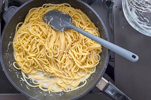 Spaghetti in die Pfanne geben und mit der K&auml;se So&szlig;e vermengen.