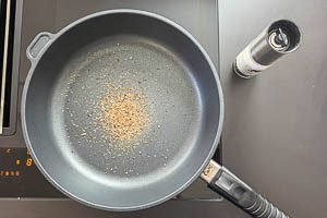 Pfeffer in der Pfanne anr&ouml;sten.