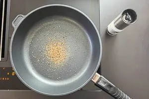 Pfeffer in der Pfanne anr&ouml;sten.