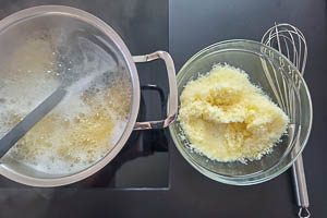 Pecorino mit einer Kelle des Nudelwassers vermengen.