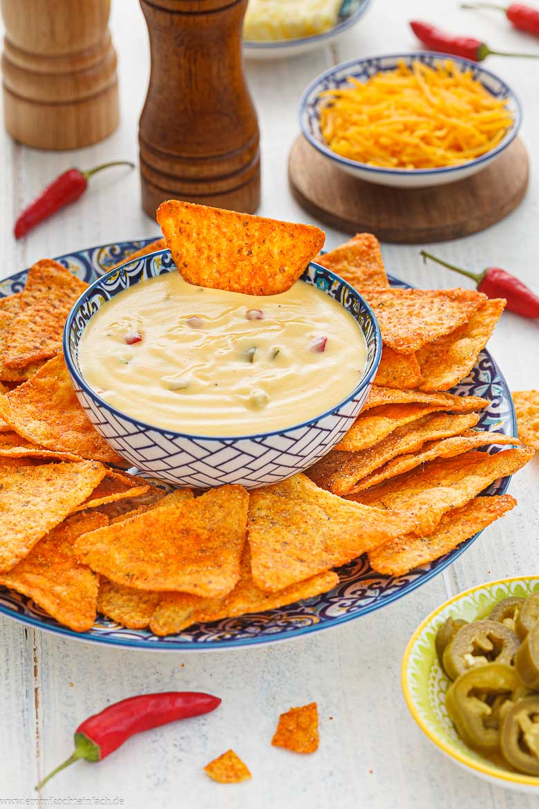 Würziger Käse-Dip mit echtem Cheddar, Jalapeños und Chili