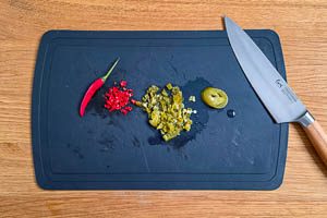 Chili und Jalapeños würfeln