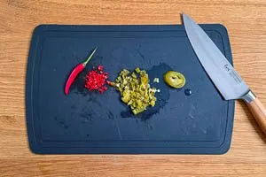 Chili und Jalapeños würfeln