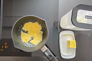 Butter schmelzen und Mehl unterrühren