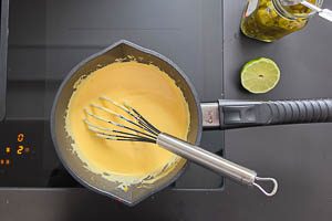Wasser aus dem Glas mit Jalapeños dazugeben und abschmecken