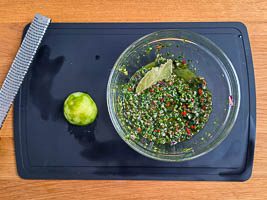 Limettenzeste, Limettensaft, Zwiebel und Peperoniw&uuml;rfel unterr&uuml;hren, Lorbeerblatt dazugeben und zwei Stunden ziehen lassen