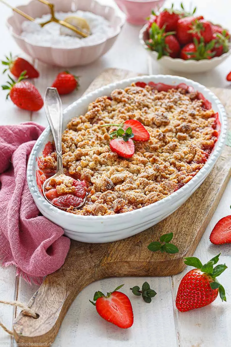 Streusel-Nachtisch mit frischen Früchten