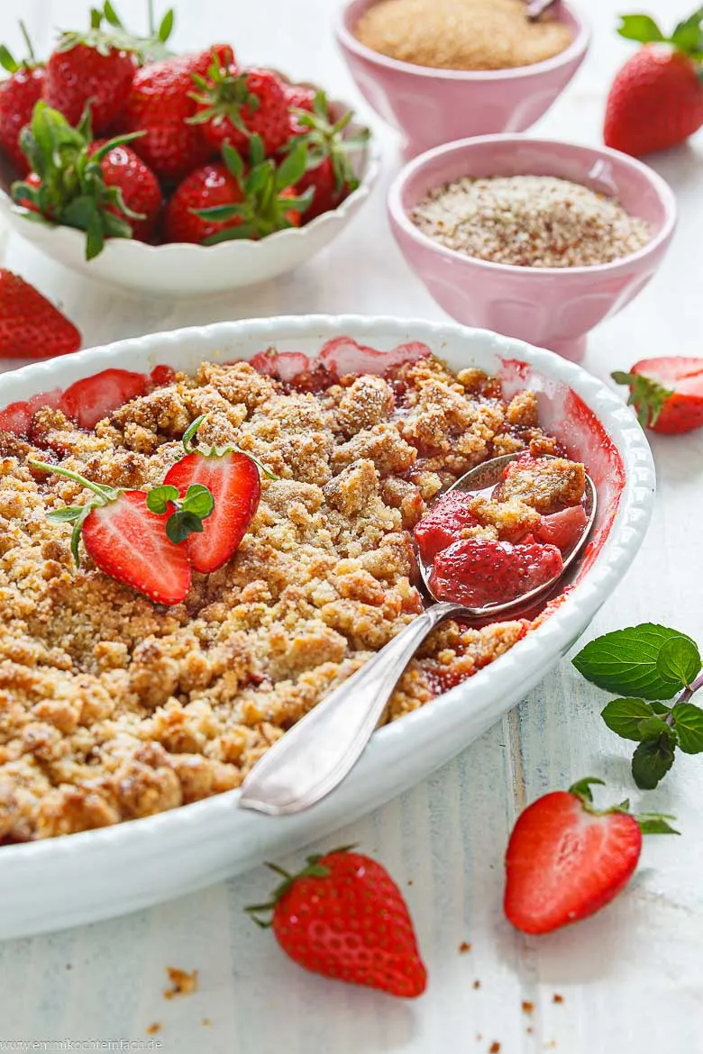 Erdbeer-Crumble mit buttrigen, knusprigen Streuseln