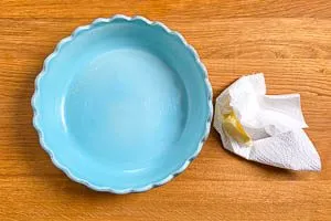 Backofen vorheizen und Auflaufform leicht mit Butter einfetten