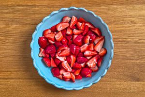 Erdbeeren in der Auflaufform verteilen
