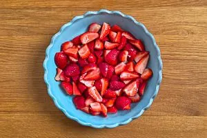 Erdbeeren in der Auflaufform verteilen
