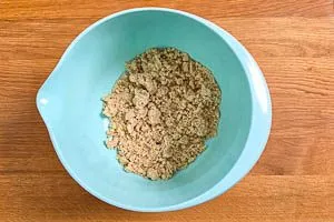 Mit der Hand kneten, bis sich Streusel bilden