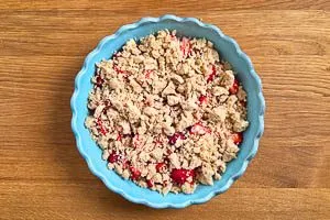 Streusel über die Erdbeeren geben und dann für 35 minuten backen