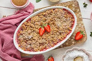 Fertig ist dein Erdbeer-Crumble