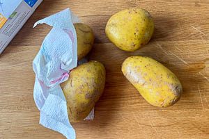 Kartoffeln waschen, abb&uuml;rsten und trockentopfen