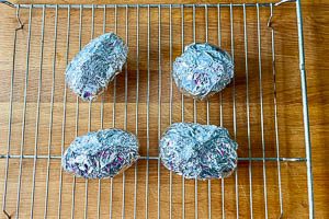 Kartoffeln auf ein Rost und eine Auffangschale darunter, alternativ Kartoffeln auf ein Backblech und in den Ofen