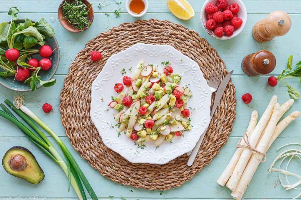 Rezept für Frühlingssalat mit Spargel, Himbeere und Radieschen