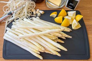 Spargel schälen