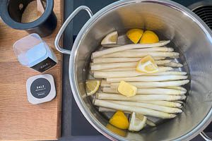 Spargel in den Topf geben.